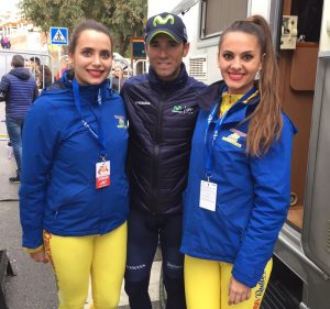 Alejandro Valverde y azafatas Plaqué