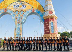 Azafatas en portada feria de sevilla